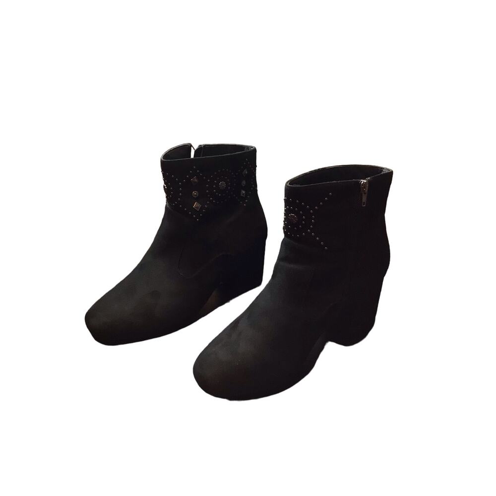 Cloudwalker boots women’s size 12 wide, with , rhinestone detailing in Black.